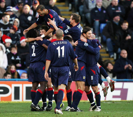 英超：曼联客场2-1击败莱斯特城（英超：曼联客场2比1力克莱斯特城）