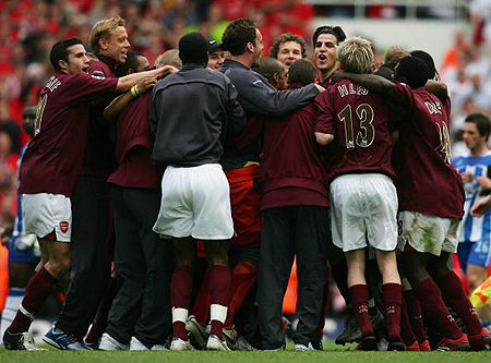 湖人詹姆斯关键三分锁定胜利