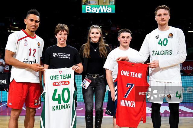 世体：巴萨球员首次踏上新诺坎普的草坪，进行训练并合影留念（世体：巴萨将士首度踏上新诺坎普草皮，开展训练并合影纪念）